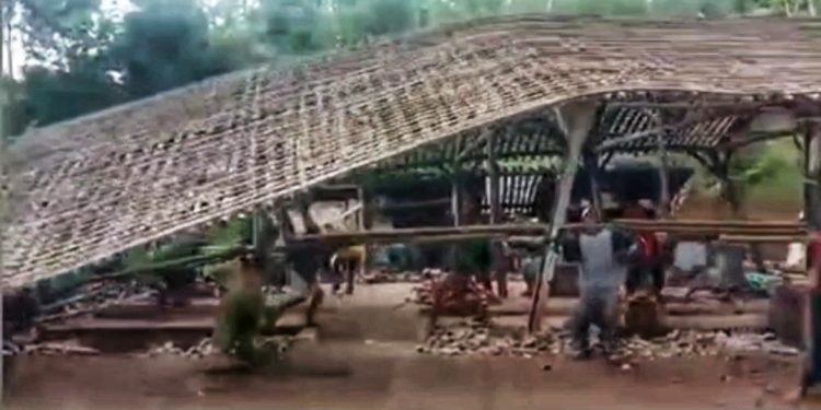 Ambruk!! Warga Tertimpa Rumah, Alhamdulillah Tak Ada Yang Cedera