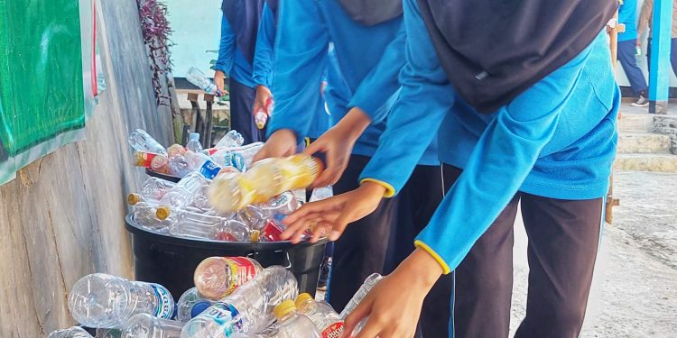 Gerakan Sodaqoh Sampah MTs Muhammadiyah Merden