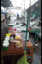 Hujan dan Angin Kencang akibatkan Atap Seng Berjatuhan di Pasar Ramadhan